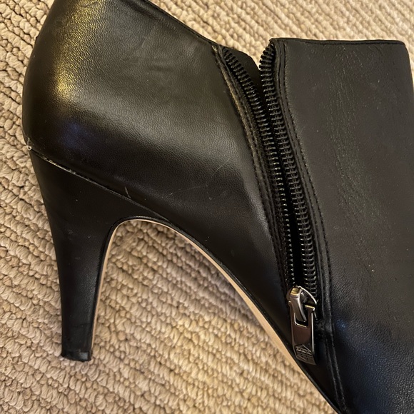 VINCE CAMUTO Black Leather Zip-Up Ankle Booties, Size 9.5 — GUC - Picture 12 of 15